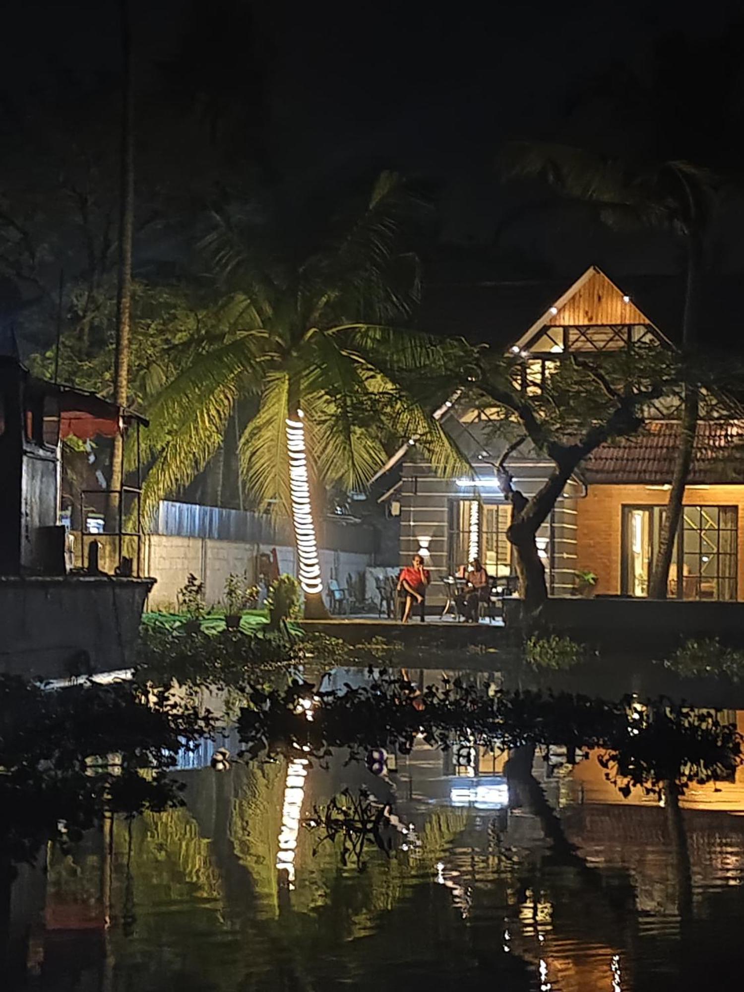 Готель Marina Lounge Kochi Екстер'єр фото