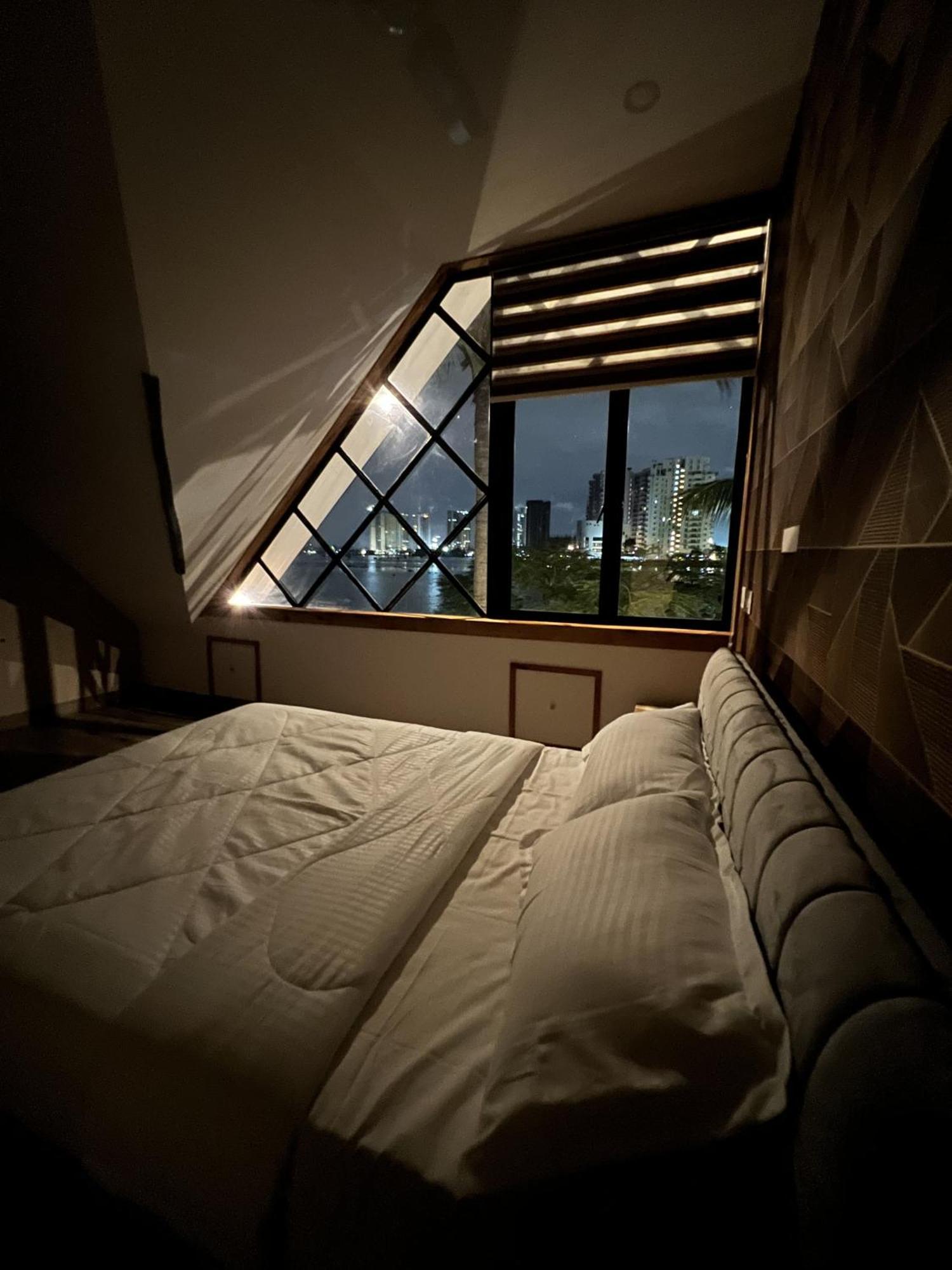 Готель Marina Lounge Kochi Екстер'єр фото
